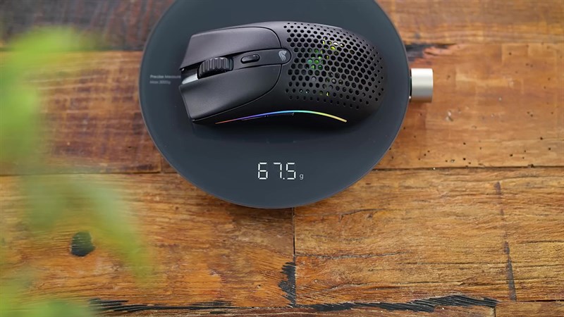 Glorious Model O 2 có khối lượng khoảng 67.5 gram.