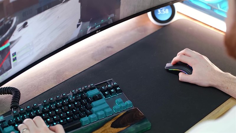 Glorious Model O 2 có thể di chuyển mượt mà trên nhiều bề mặt khác nhau.