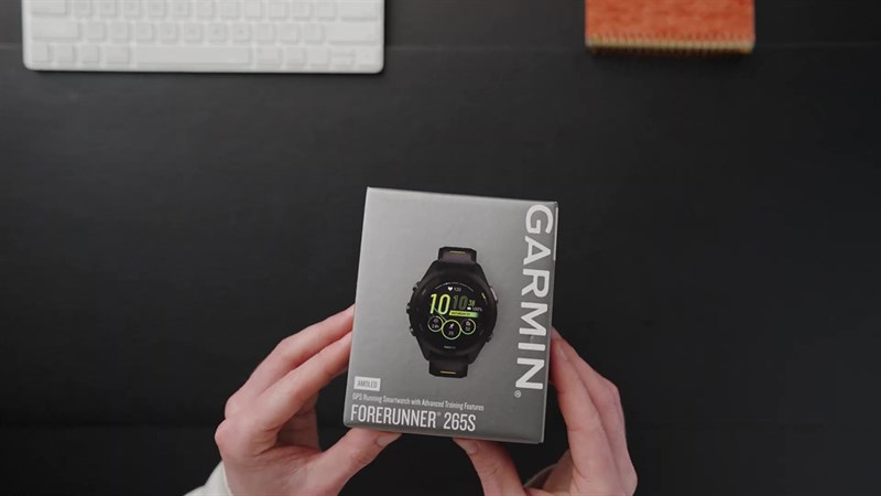 Hộp đựng của Garmin Forerunner 265S có thiết kế gọn gàng và tone màu xám chủ đạo.
