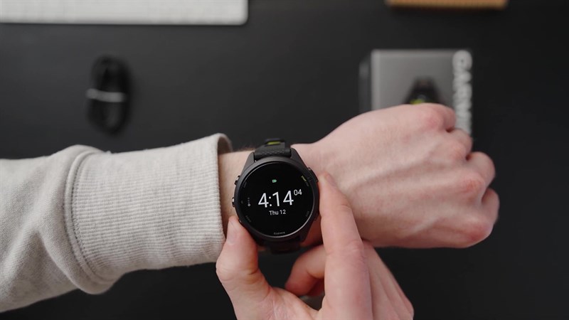 Garmin Forerunner 265S được trang bị màn hình AMOLED với kích thước 1.1 inch và độ phân giải 360 x 360 pixel.