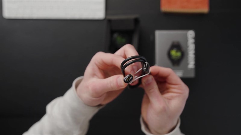 Bên trong hộp bao gồm Garmin Forerunner 265S, sách hướng dẫn sử dụng và cáp sạc.