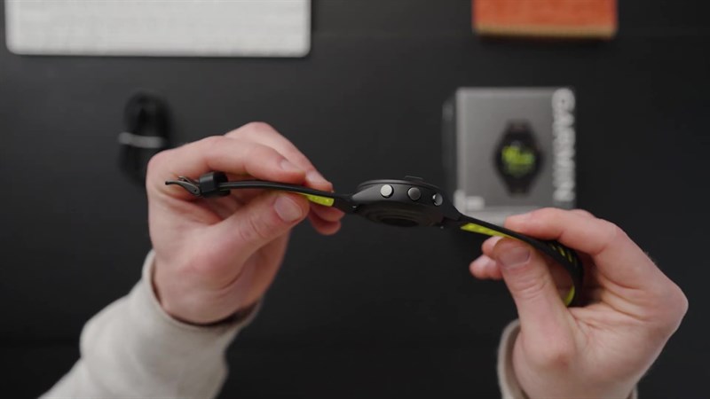 Cạnh trái của Garmin Forerunner 265S.