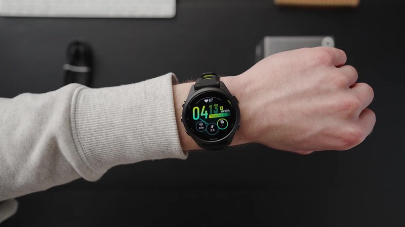 Khung viền của Garmin Forerunner 265S được cấu tạo từ chất liệu titan.