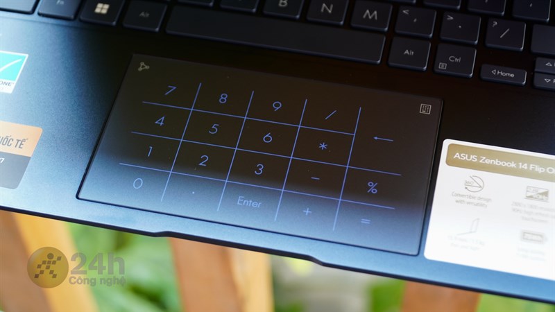 Bàn di chuột của ASUS Zenbook 14 Flip OLED còn được tích hợp bàn phím số tiện dụng Bàn di chuột của ASUS Zenbook 14 Flip OLED còn được tích hợp bàn phím số tiện dụng