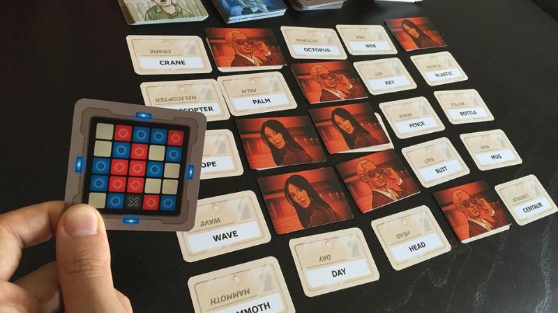 Cách chơi board game Codenames