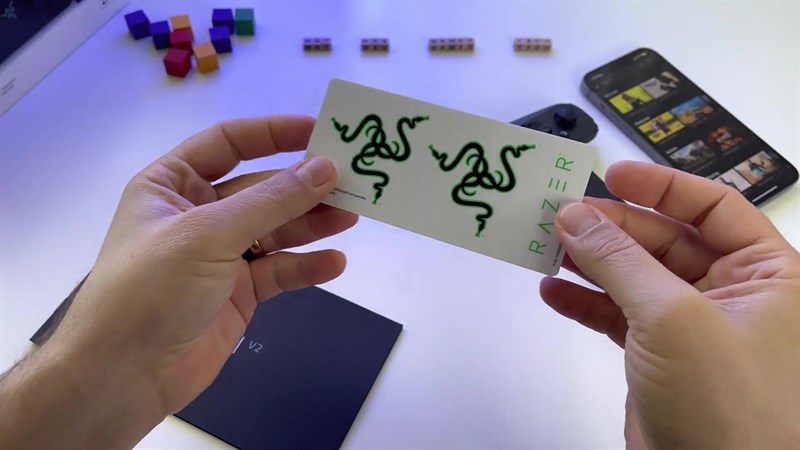 Bên trong hộp sẽ có Razer Kishi V2, sách hướng dẫn sử dụng và sticker Razer. Bên trong hộp sẽ có Razer Kishi V2, sách hướng dẫn sử dụng và sticker Razer.