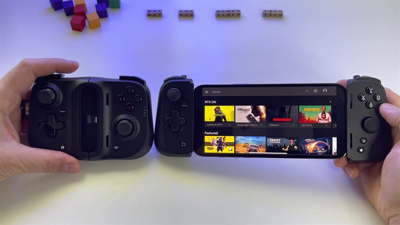 Razer Kishi V2 vẫn có dạng thiết kế truyền thông của một tay cầm chơi game mini gắn với điện thoại như phiên bản V1. Razer Kishi V2 vẫn có dạng thiết kế truyền thông của một tay cầm chơi game mini gắn với điện thoại như phiên bản V1.