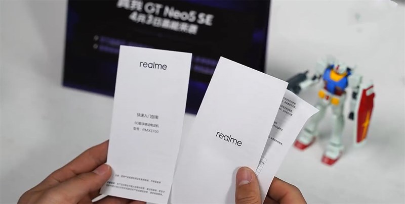 Bên trong hộp đựng của realme GT Neo5 SE chứa sách hướng dẫn sử dụng Bên trong hộp đựng của realme GT Neo5 SE chứa sách hướng dẫn sử dụng