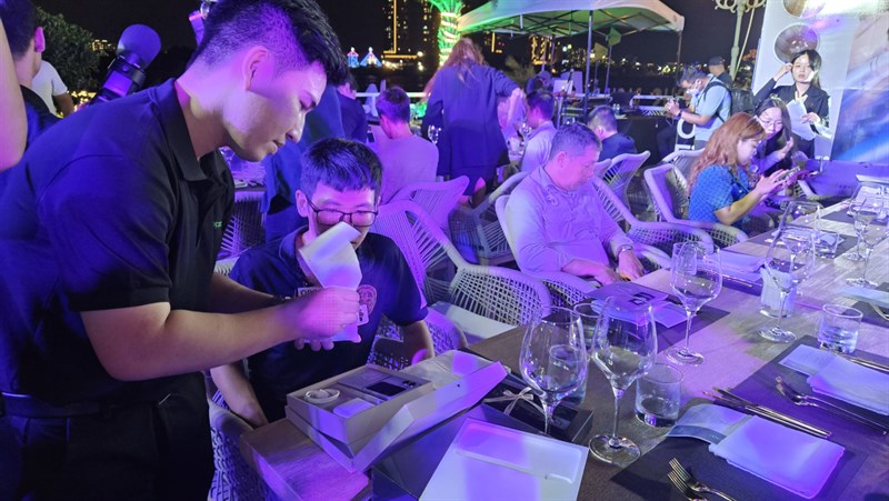 Toàn cảnh sự kiện giao OPPO Find N2 Flip