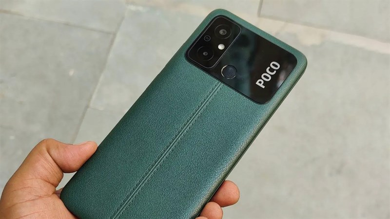 Cụm camera của POCO C55 tạo nên điểm nhấn với ống kính kép, cảm biến vân tay được đặt trong khung viền lớn Cụm camera của POCO C55 tạo nên điểm nhấn với ống kính kép, cảm biến vân tay được đặt trong khung viền lớn