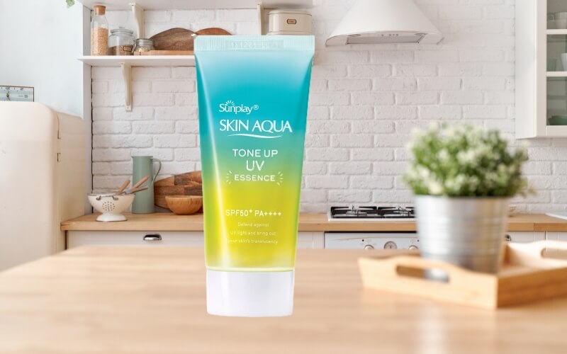 Kem chống nắng Skin Aqua màu xanh không gây kích ứng hoặc tác dụng phụ đáng kể đối với da.