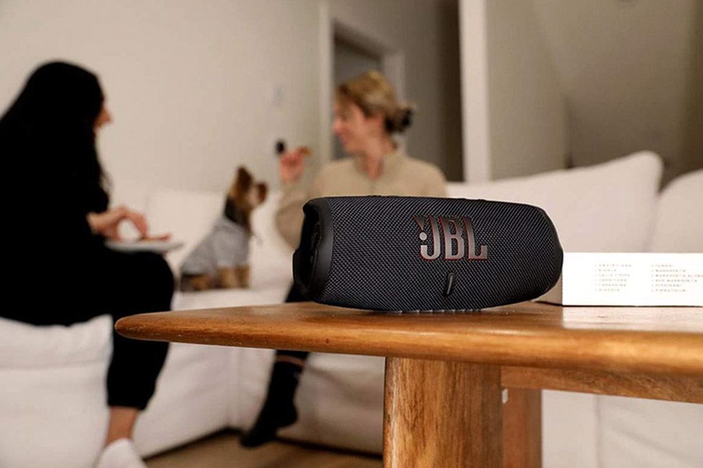 Loa Bluetooth JBL Charge 5 trang bị hệ thống lưới thép giúp bảo vệ củ loa, hệ tống linh kiện bên trong