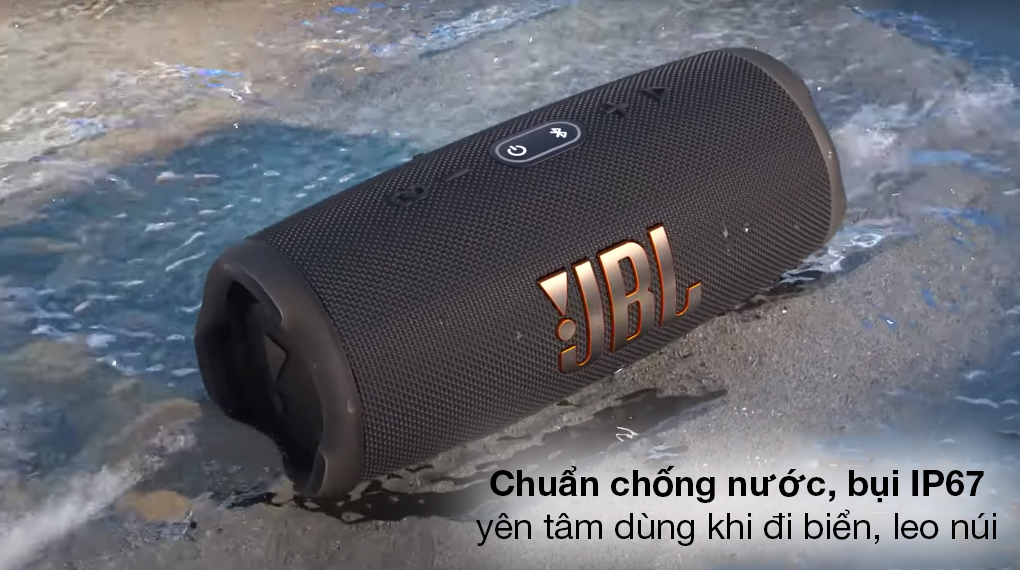 Loa Bluetooth JBL Charge 5 trang bị chuẩn chống nước IP67 giúp bạn yên tâm khi dùng.