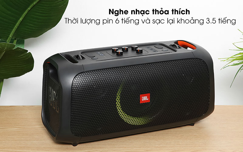 Loa Bluetooth JBL Partybox On The Go trang bị dung lượng pin lớn cho thời gian dùng lâu hơn.