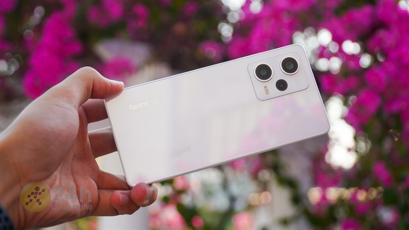 Mặt lưng Redmi Note 12 Pro được hoàn thiện từ kính mang lại ngoại hình bóng bẩy Mặt lưng Redmi Note 12 Pro được hoàn thiện từ kính mang lại ngoại hình bóng bẩy