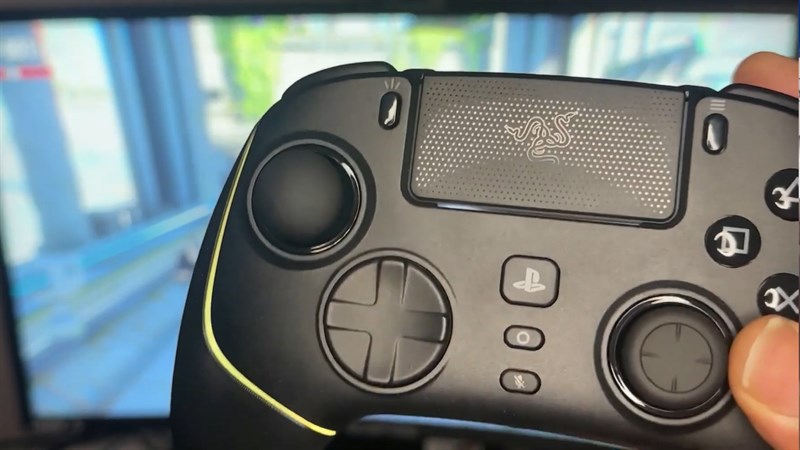 Razer Wolverine V2 Pro được trang bị đèn LED Razer Chroma đầy sắc màu