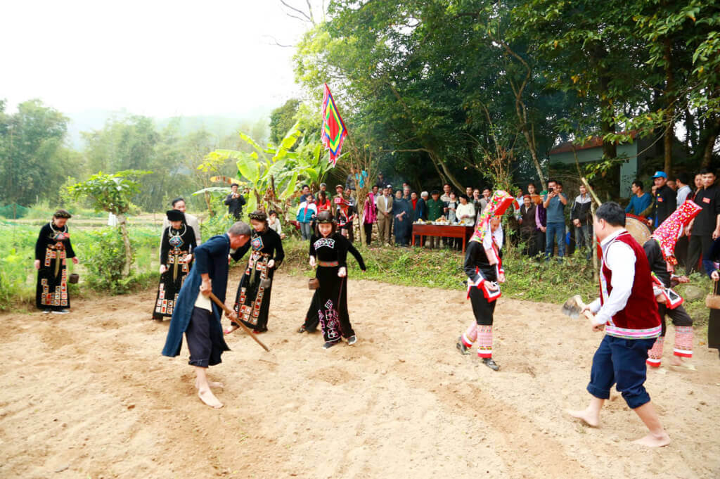 Làng văn hóa du lịch dân Dao thôn Buông, xã Tiên Yên