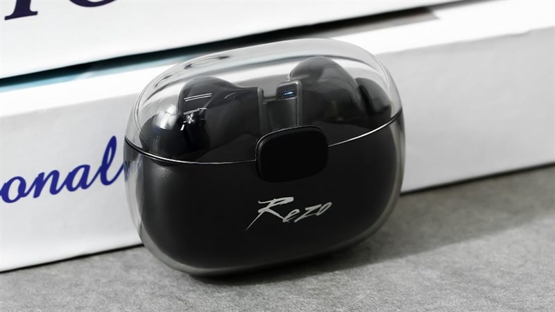 Tai nghe Rezo Air có hộp sạc được phủ một lớp nhựa trong suốt, tạo hiệu ứng bóng bẩy và làm nổi bật tai nghe bên trong.