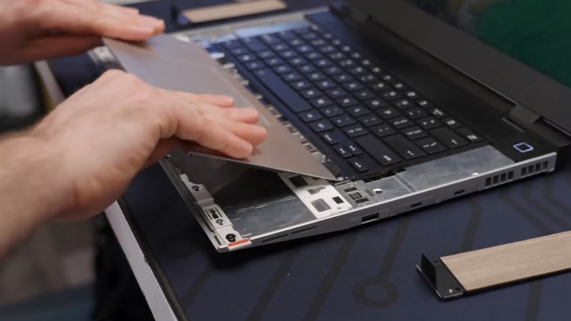 Framework Laptop 16 cho phép người dùng tháo lắp, nâng cấp linh kiện dễ dàng