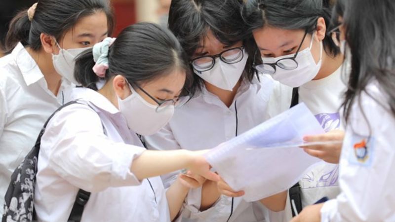 How are the exam scores for grade 10 enrollment in Ho Chi Minh City in 2023 calculated?