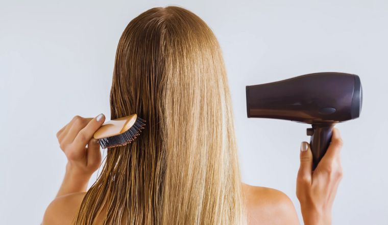 7 sai lầm thường gặp khi sử dụng máy sấy tóc khiến tóc dễ bị hư tổn