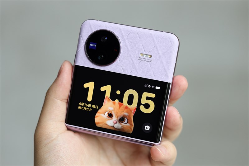 Nổi bật nhất trên Vivo X Flip là màn hình phụ lớn nằm ở dưới cụm camera Nổi bật nhất trên Vivo X Flip là màn hình phụ lớn nằm ở dưới cụm camera