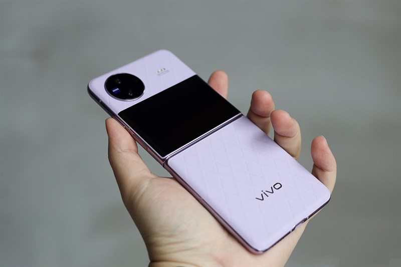 Mặt lưng của Vivo X Flip được hoàn thiện từ chất liệu da Mặt lưng của Vivo X Flip được hoàn thiện từ chất liệu da