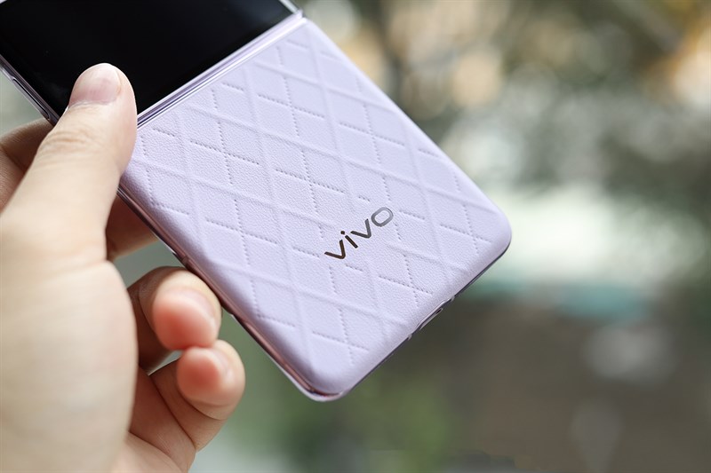 Đặc biệt, khi để ý kỹ đến mặt lưng sẽ có thêm những đường vân hình thôi khiến người dùng liên tưởng đến những chiếc túi của chị em Đặc biệt, khi để ý kỹ đến mặt lưng sẽ có thêm những đường vân hình thôi khiến người dùng liên tưởng đến những chiếc túi của chị em