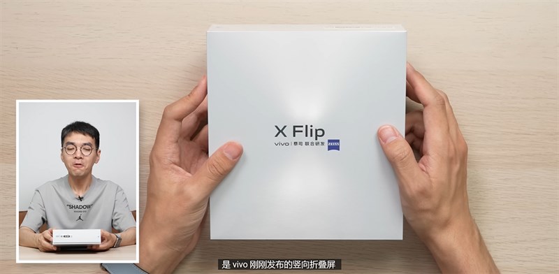 Hộp đựng của Vivo X Flip được thiết kế đơn giản mà tinh tế Hộp đựng của Vivo X Flip được thiết kế đơn giản mà tinh tế