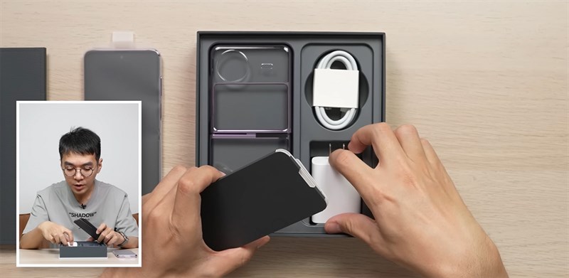 Bên trong hộp đựng của Vivo X Flip chưa đầy đủ món phụ kiện đi kèm Bên trong hộp đựng của Vivo X Flip chưa đầy đủ món phụ kiện đi kèm