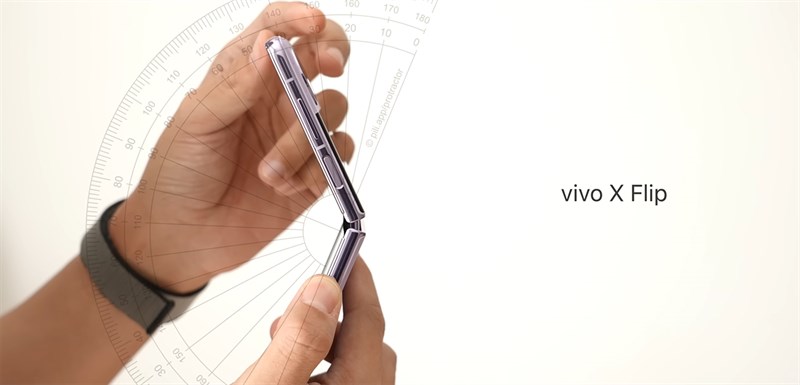 Chỉ hơi tiếc khi bản lề của Vivo X Flip chưa được linh hoạt cho lắm