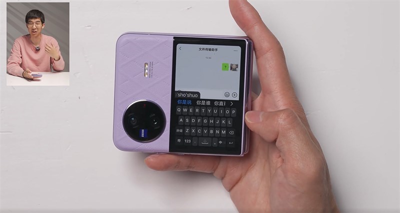 Hạy mọi người còn có thể nhắn tin trực tiếp trên màn hình phụ này, điều mà nhiều đối thủ khác chưa làm được Hạy mọi người còn có thể nhắn tin trực tiếp trên màn hình phụ này, điều mà nhiều đối thủ khác chưa làm được