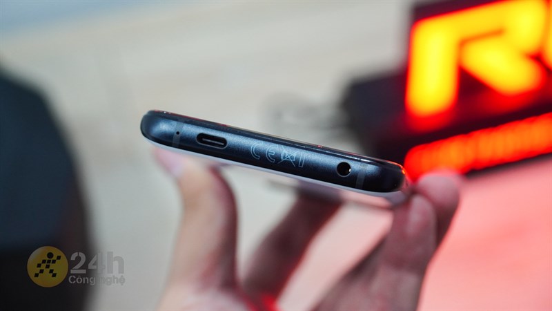 Cạnh đáy của ROG Phone 7 Ultimate chứa mic, cổng sạc USB-C và jack cắm tai nghe chuẩn 3.5 mm Cạnh đáy của ROG Phone 7 Ultimate chứa mic, cổng sạc USB-C và jack cắm tai nghe chuẩn 3.5 mm