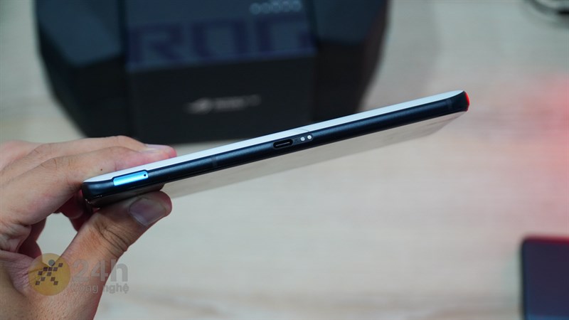 Cạnh trái chứa khe cắm sạc USB Type-C, cổng kết nối và khe cắm SIM Cạnh trái chứa khe cắm sạc USB Type-C, cổng kết nối và khe cắm SIM