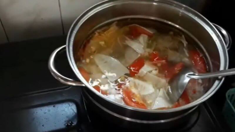 How to make parrot fish cooked with sour bamboo shoots and eat it all the time without getting bored