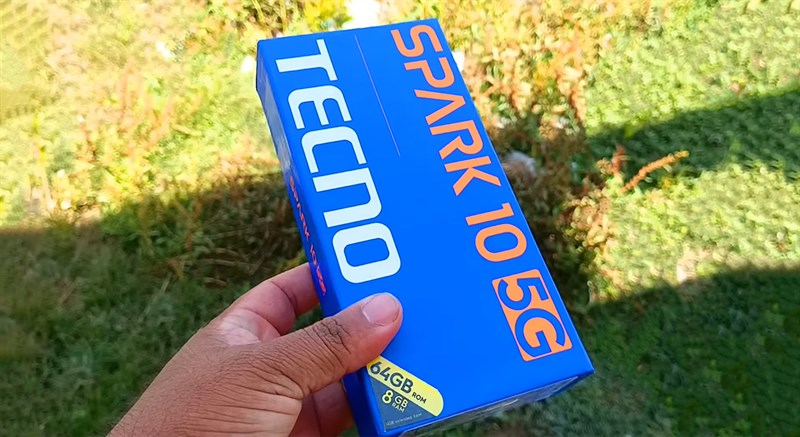 Hộp đựng Tecno Spark 10 5G được thiết kế rất nổi bật với tông màu xanh dương