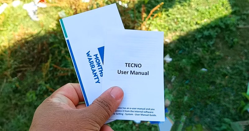 Bên trong hộp đựng Tenco Spark 10 5G chứa sách hướng dẫn sử dụng