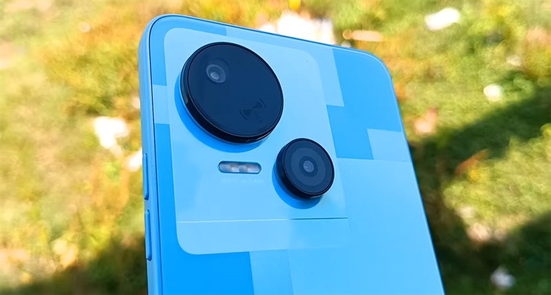 Cụm camera của Tecno Spark 10 5G dược thiết kế rất lớn