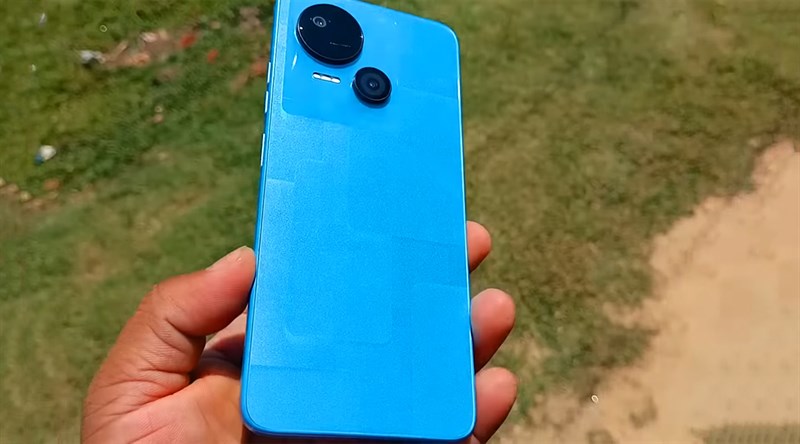 Mặt lưng nhựa bóng và được trang điểm bằng những hình vuông xếp lớp lên nhau trông rất bắt mắt