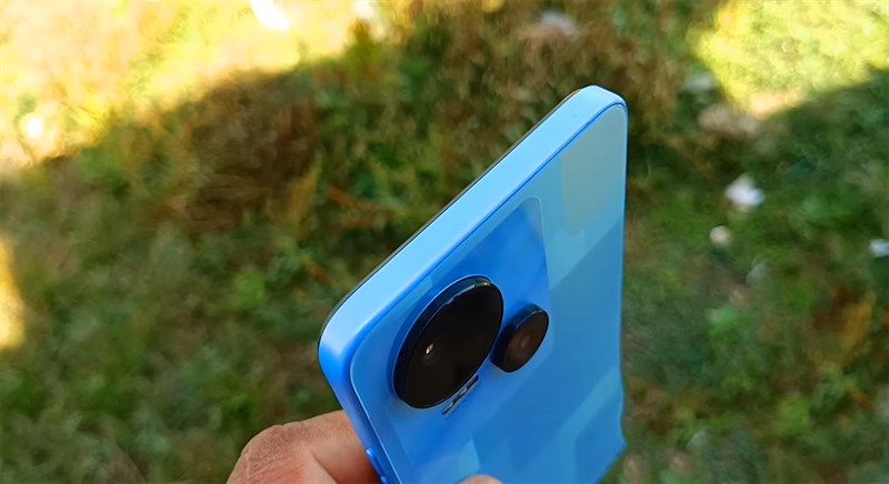 Cạnh trên không có thêm cảm biến nào cả