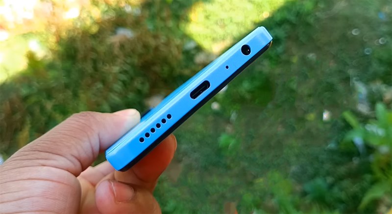 Cạnh đáy của sản phẩm chứa dải loa, mic, cổng sạc USB-C, jack cắm tai nghe chuẩn 3.5 mm