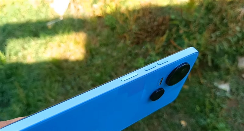 Cạnh phải của Tecno Spark 10 5G chứa nút nguồn và cụm phím tăng/giảm âm lượng