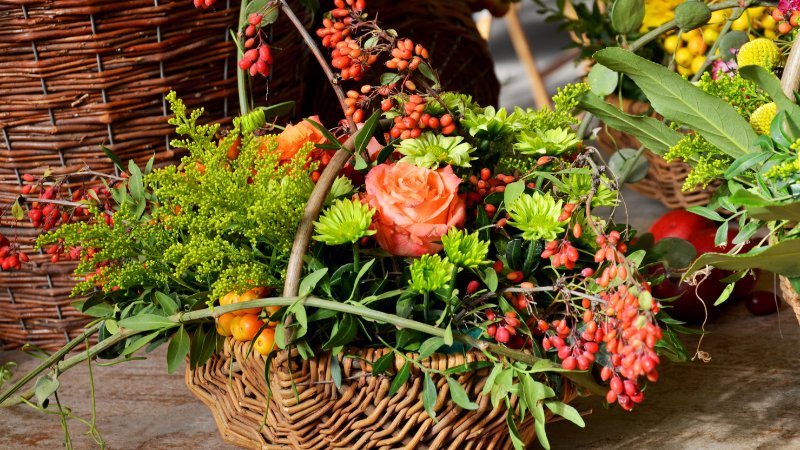 Simple and elegant flower basket