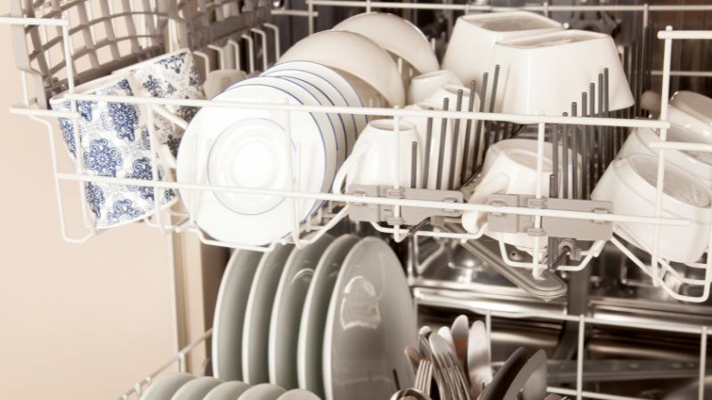 Incorrect arrangement of dishes in the dishwasher