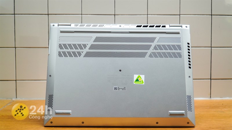 Mặt đáy ASUS Vivobook S 14 Flip có thiết kế vát chéo bắt mắt với hệ thống tản nhiệt lớn và thêm 4 núm cao su để máy bám chắc vào bề mặt hơn Mặt đáy ASUS Vivobook S 14 Flip có thiết kế vát chéo bắt mắt với hệ thống tản nhiệt lớn và thêm 4 núm cao su để máy bám chắc vào bề mặt hơn