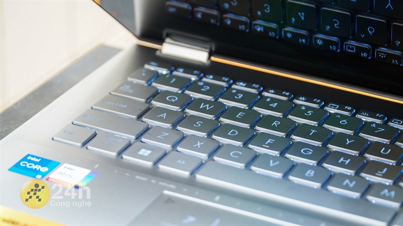 Bàn phím của ASUS Vivobook S 14 Flip còn có thêm đèn nền giúp mình gõ tốt trong điều kiện ánh sáng yếu Bàn phím của ASUS Vivobook S 14 Flip còn có thêm đèn nền giúp mình gõ tốt trong điều kiện ánh sáng yếu