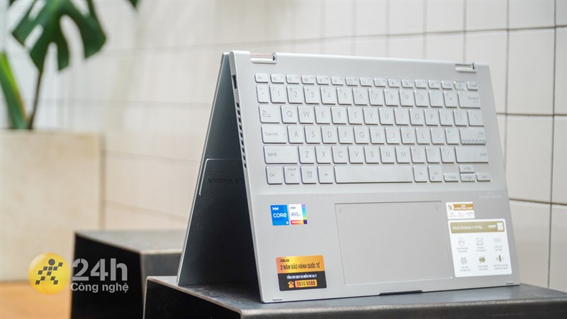 Phần bản lề của ASUS Vivobook S 14 Flip có thể gập 360 độ Phần bản lề của ASUS Vivobook S 14 Flip có thể gập 360 độ