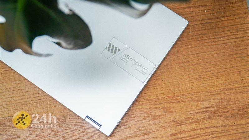 Điểm nhấn ở mặt A của ASUS Vivobook S 14 Flip chính là phần logo đã trở thành biểu tượng quen thuộc Điểm nhấn ở mặt A của ASUS Vivobook S 14 Flip chính là phần logo đã trở thành biểu tượng quen thuộc
