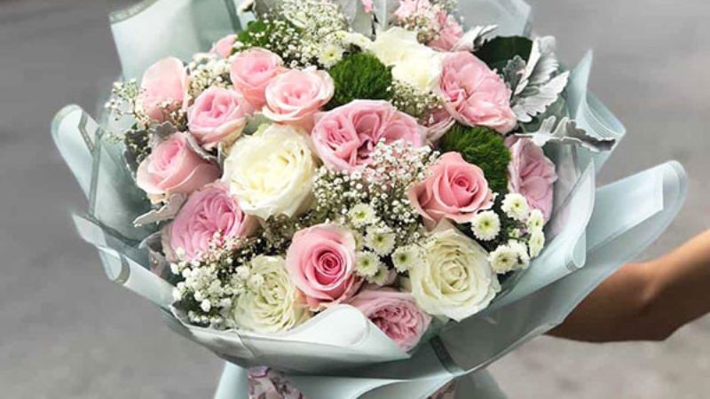 Bó hoa hồng màu trắng và hồng
