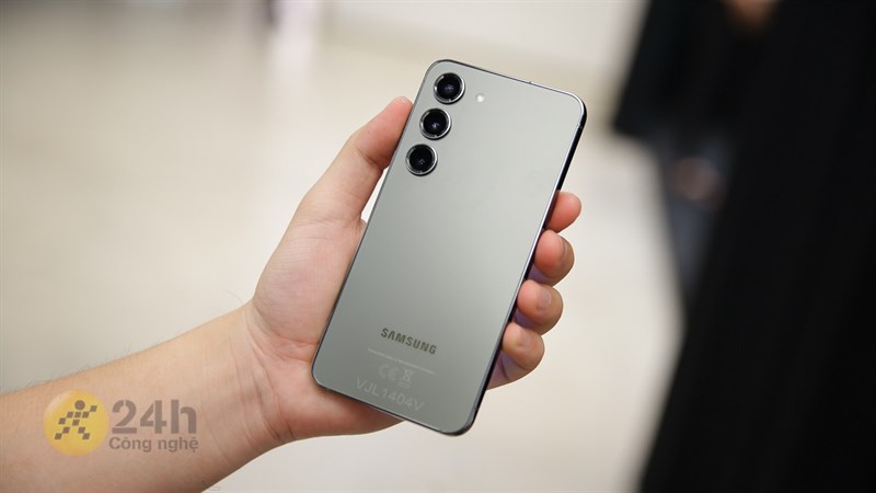 Tiêu chuẩn kháng nước có trên Galaxy S23 được quan tâm hơn vì đã sắp vào mùa mưa chính thức Tiêu chuẩn kháng nước có trên Galaxy S23 được quan tâm hơn vì đã sắp vào mùa mưa chính thức